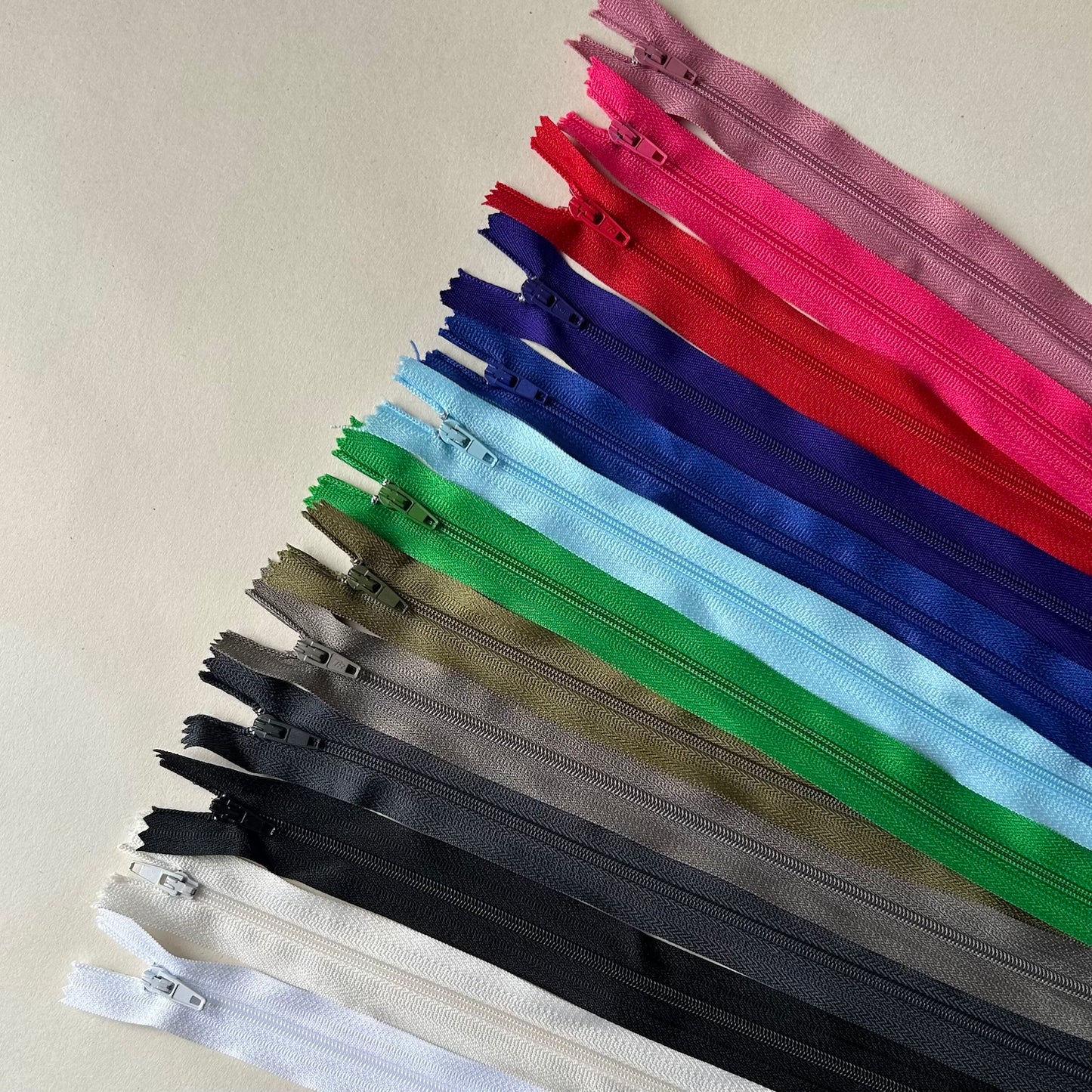 Dress Zip: (16 inch)