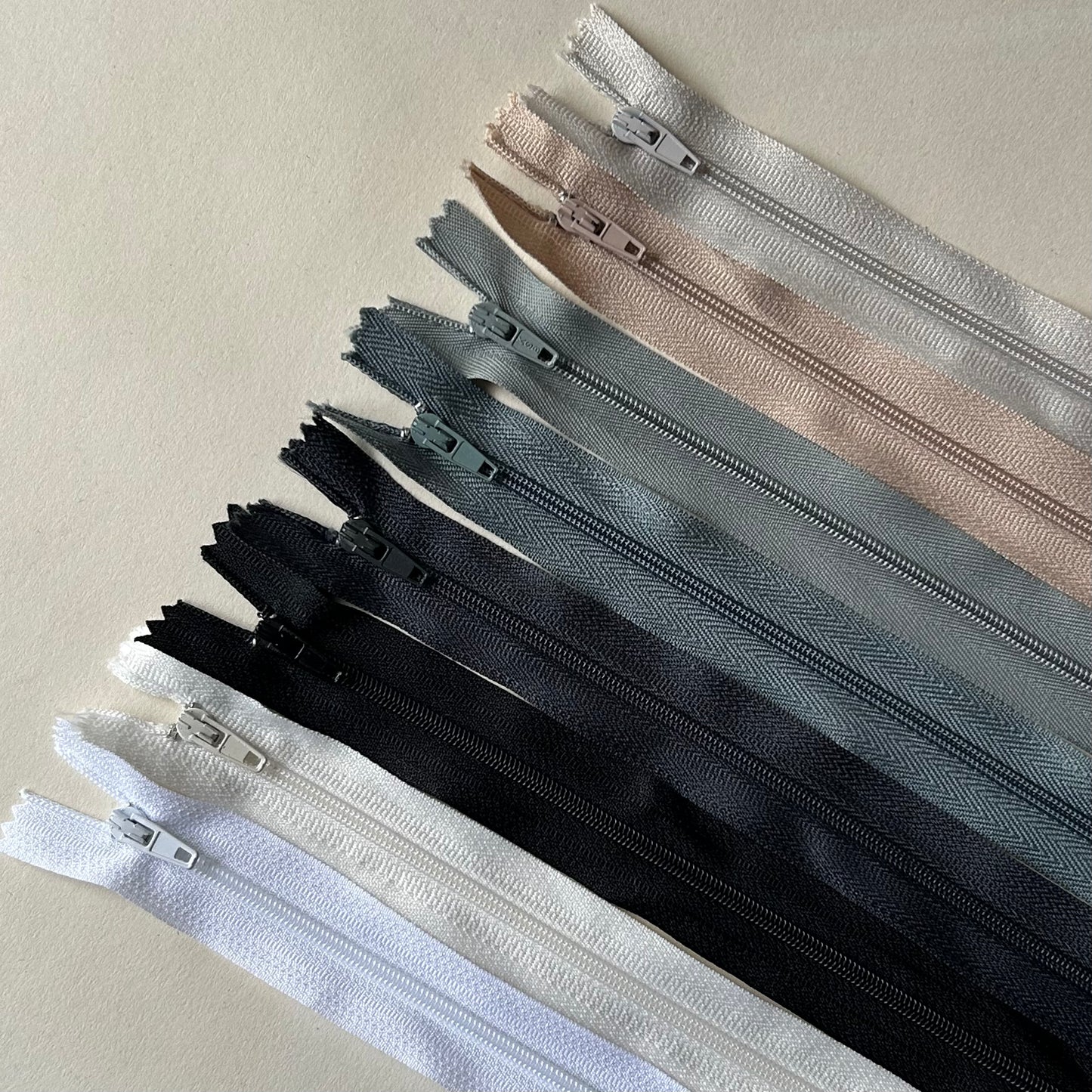 Dress Zip: (18 inch)