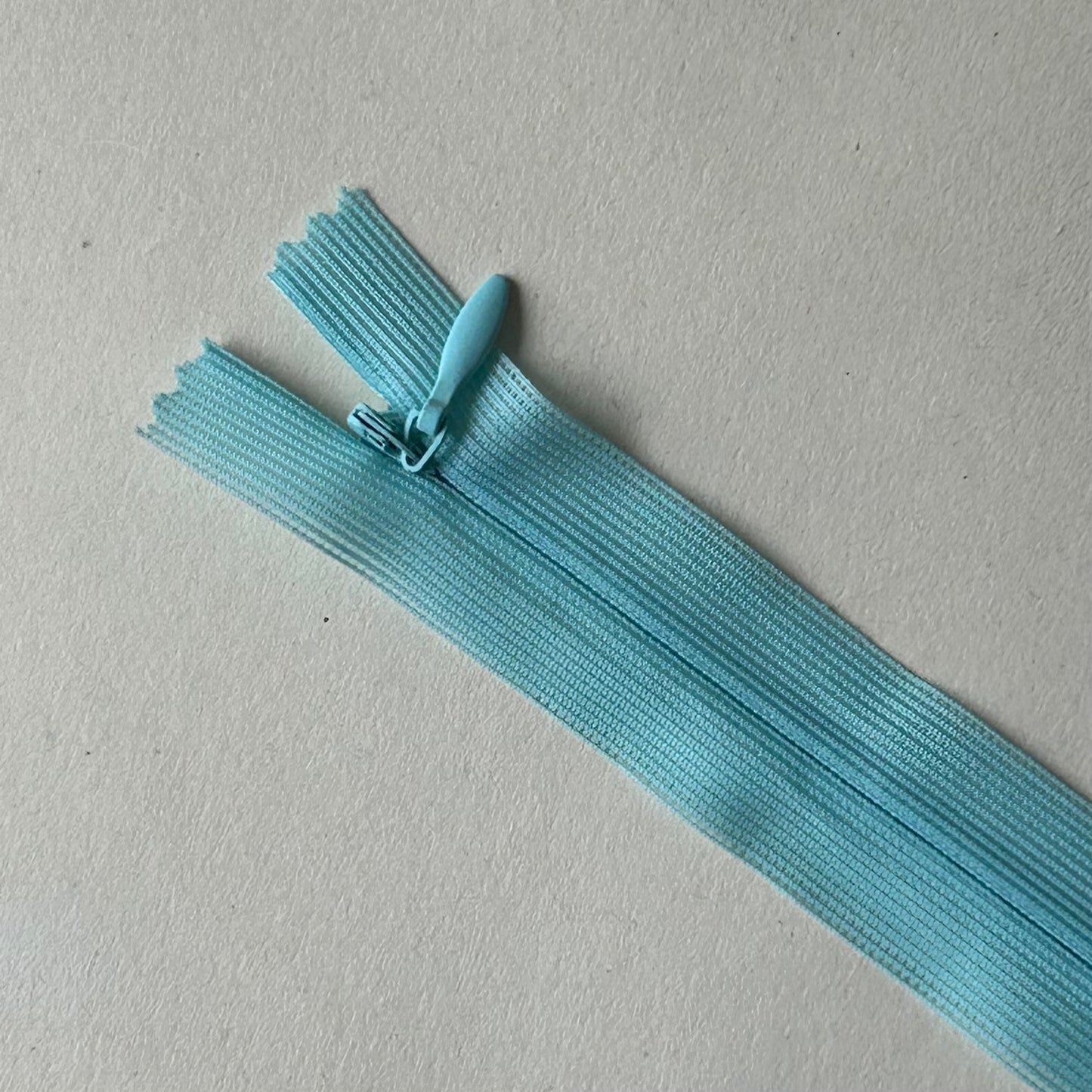 Closed-end Invisible/Concealed Zip: (9 inch)