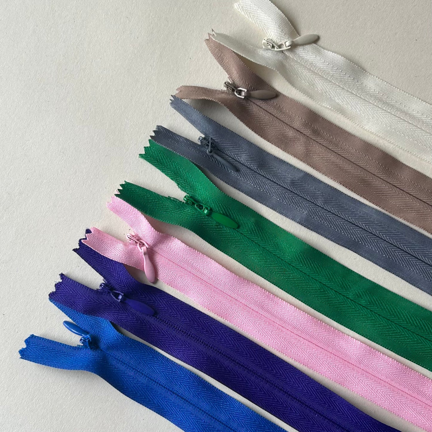 Closed-End Invisible/Concealed Zip: (16 inch)