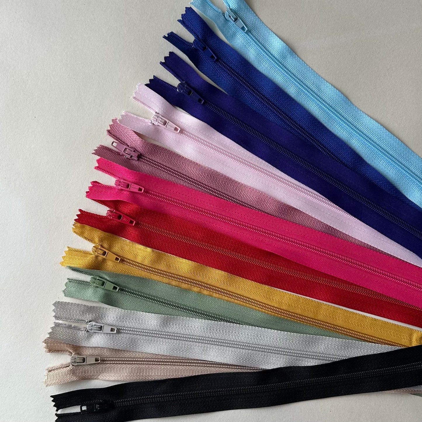 Dress Zip: (14 inch)