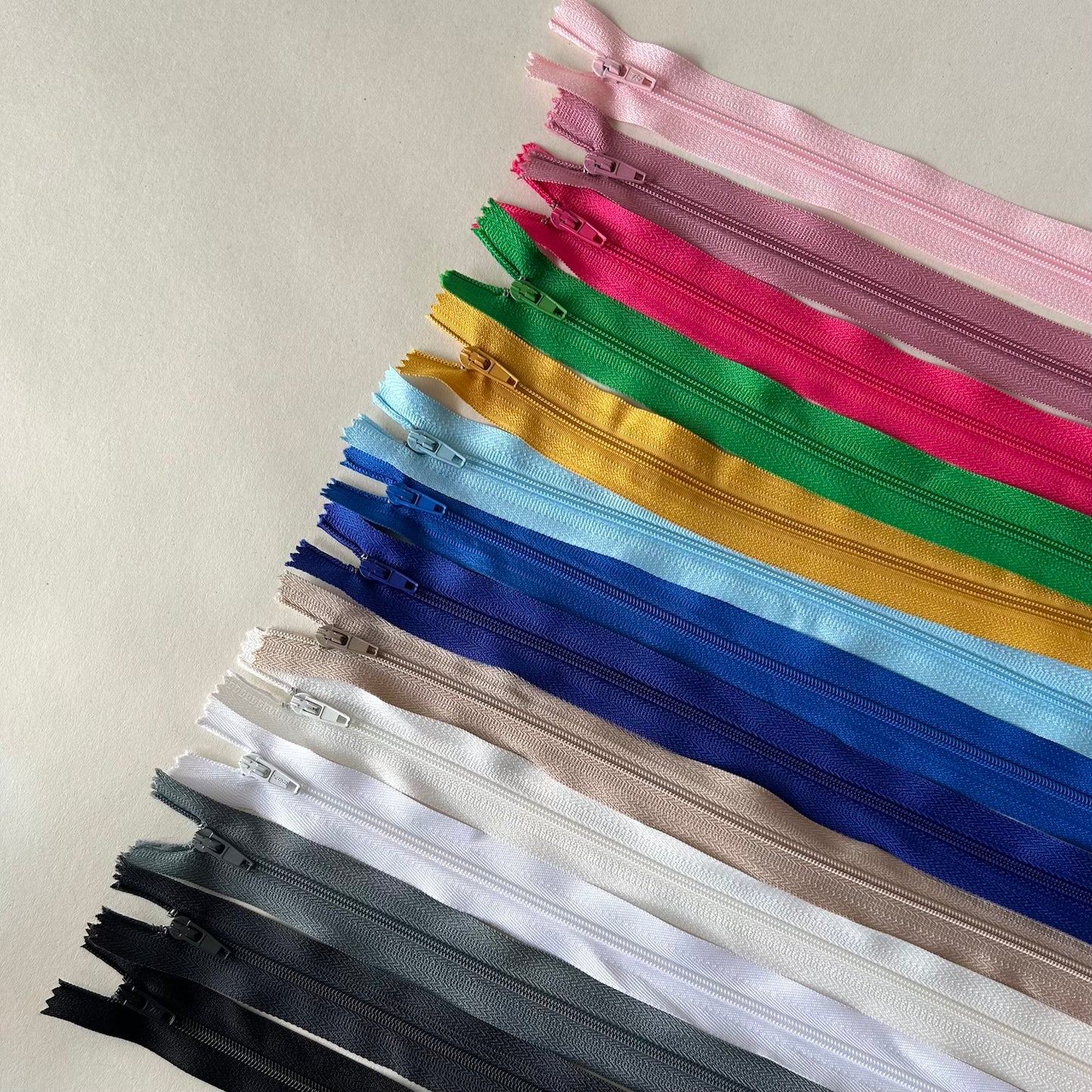 Dress Zip: (22 inch)