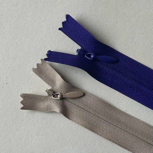 Closed-End Invisible/Concealed Zip: (22 inch)