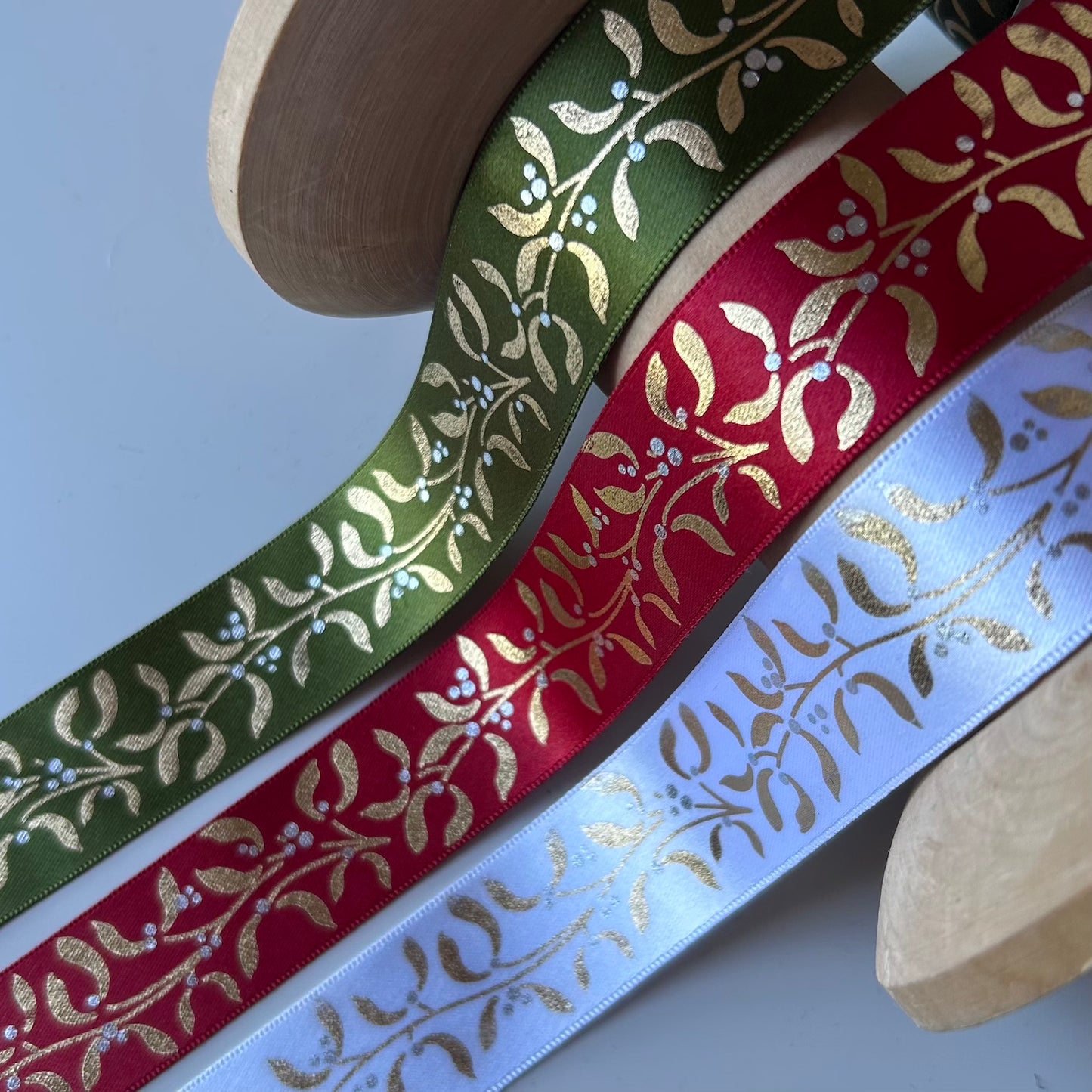 Berisford Ribbon: Mistletoe Wishes Ribbon 25mm